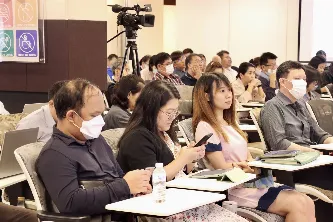 จัดโครงการอบรมเชิงปฏิบัติการ Curriculum Redesign เพื่อการตรวจสอบและรับรองมาตรฐานการอุดมศึกษาระดับหลักสูตร โดยมี อธิการบดีมหาวิทยาลัยพะเยา รองศาสตราจารย์ 