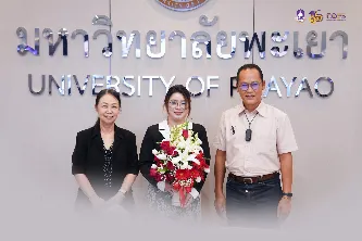 อธิการบดีมหาวิทยาลัยพะเยา  มอบช่อดอกไม้แสดงความยินดีกับ ผู้ช่วยศาสตราจารย์ธัญญพัทธ์  มุ่งพัฒนสุนทร คณะรัฐศาสตร์และสังคมศาสตร์ ในโอกาสได้รับรางวัลอาจารย์ต้นแบบด้านการสอน พ.ศ. 2569