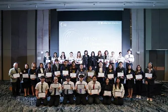 ผู้ช่วยศาสตราจารย์ ดร.นรินธ์น นนทมาลย์ ผู้ช่วยอธิการบดี อาจารย์ และนิสิตผู้ได้รับรางวัลเข้าร่วมพิธีมอบรางวัลผลงานสหกิจศึกษาและการศึกษาเชิงบูรณาการกับการทำงาน (CWIE) ดีเด่น ระดับเครือข่าย CWIE ภาคเหนือตอนบน ประจำปี พ.ศ. 2569