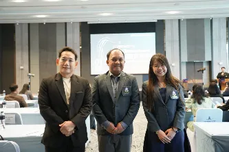 ผู้ช่วยศาสตราจารย์ ดร.นรินธ์น นนทมาลย์ ผู้ช่วยอธิการบดี อาจารย์ และนิสิตผู้ได้รับรางวัลเข้าร่วมพิธีมอบรางวัลผลงานสหกิจศึกษาและการศึกษาเชิงบูรณาการกับการทำงาน (CWIE) ดีเด่น ระดับเครือข่าย CWIE ภาคเหนือตอนบน ประจำปี พ.ศ. 2569