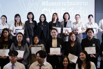 ผู้ช่วยศาสตราจารย์ ดร.นรินธ์น นนทมาลย์ ผู้ช่วยอธิการบดี อาจารย์ และนิสิตผู้ได้รับรางวัลเข้าร่วมพิธีมอบรางวัลผลงานสหกิจศึกษาและการศึกษาเชิงบูรณาการกับการทำงาน (CWIE) ดีเด่น ระดับเครือข่าย CWIE ภาคเหนือตอนบน ประจำปี พ.ศ. 2569
